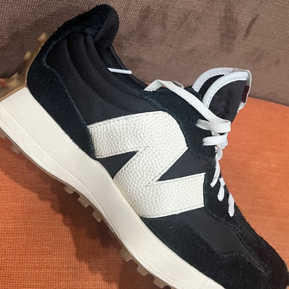New Balance327 Sneaker Suede Leather upper Retro and Modern Look Black White 7.5 - Picture 4 of 15